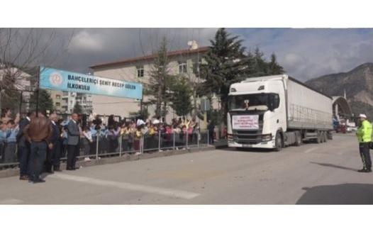 Amasya’da ilkokul öğrencileri deprem bölgeleri için okul içerisinde yardım seferberliği ilan ettiler.